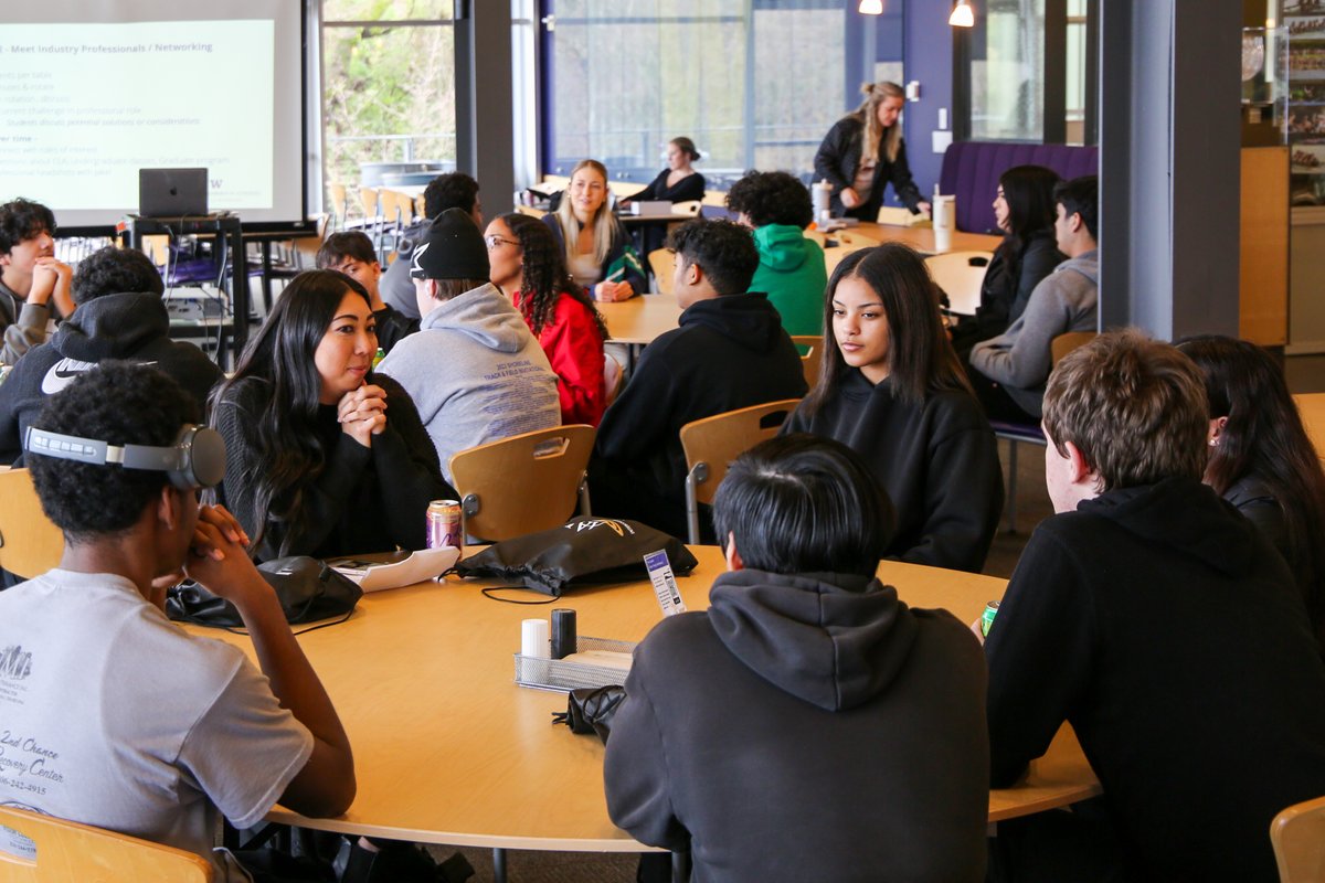 UWCLA's tweet image. @HighlineSchools Career Day 📸s

High school students learned about @UW 's athletic-based courses, our role in developing leaders in athletics, and heard from individuals working locally in athletics, many of whom are graduates of the @uw_ial master's program!