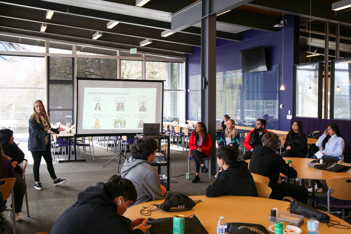 UWCLA's tweet image. @HighlineSchools Career Day 📸s

High school students learned about @UW 's athletic-based courses, our role in developing leaders in athletics, and heard from individuals working locally in athletics, many of whom are graduates of the @uw_ial master's program!