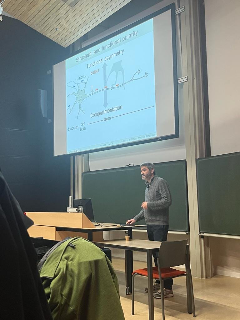 Martin Harterink (@martinharterink) on Twitter photo What better way to close the microscopy course with a <a href="/christlet/">Christophe Leterrier</a> seminar. Room was packed, half by students and the other half by wannabe students. What better way to close the microscopy course with a <a href="/christlet/">Christophe Leterrier</a> seminar. Room was packed, half by students and the other half by wannabe students.