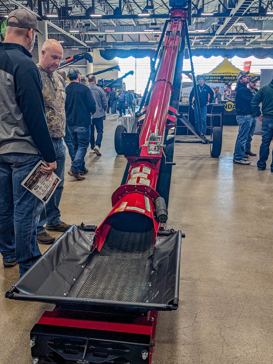 Universal1906's tweet photo. 🌽Wrapping up a great week at the #IowaAgExpo! 🫘 #materialhandling #farming #agequipment https://t.co/yvWPWjqoKx
