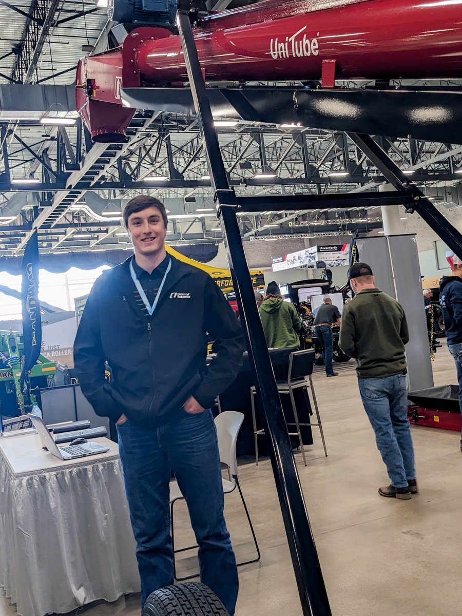 Universal1906's tweet photo. 🌽Wrapping up a great week at the #IowaAgExpo! 🫘 #materialhandling #farming #agequipment https://t.co/yvWPWjqoKx