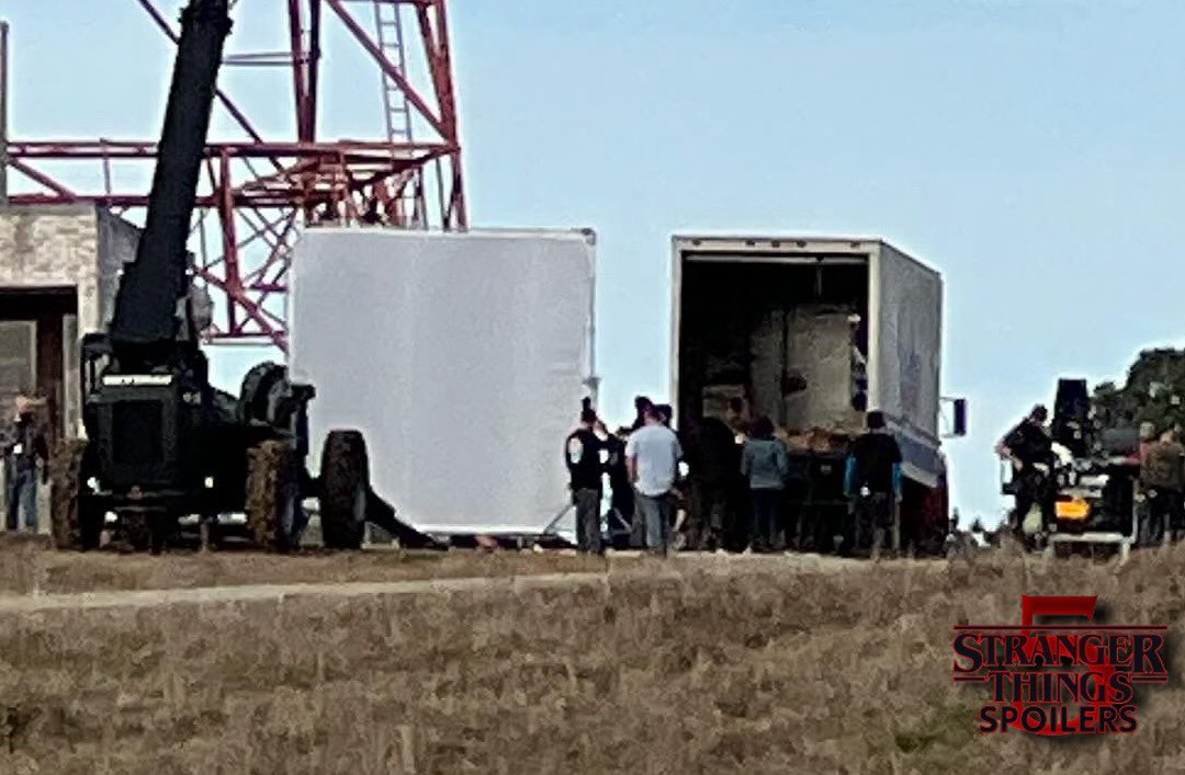 SThingsSpoilers's tweet photo. Wheeler’s car along with other 80s vehicles, has arrived at the Radio Station set TODAY!

More updates to come soon.
#StrangerThings5 https://t.co/aSbfa3wTlI