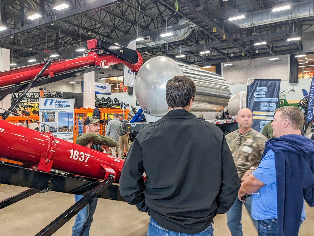 Universal1906's tweet photo. 🌽Wrapping up a great week at the #IowaAgExpo! 🫘 #materialhandling #farming #agequipment https://t.co/yvWPWjqoKx