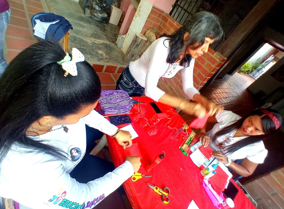 CulturaaFalcon's tweet image. #1febrero #Formación de Artes Visuales #clavelesrojos #falcon
@nicolasmaduro 
@_laavanzadora 
@mppeducacion 
@dgcultura_mppe 
@dgc_patrimonio 
@cdcefalcon 
@marelyscastror