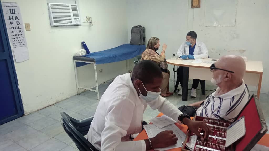 SosaAlexey's tweet photo. Estado Bolívar. Mision Barrio II,
MMCV. Participa en Jornada de Salud Brindando Cálidad de vida al Pueblo venezolano ,Y Atencion Integral al Pacientes. 
#CubaPorLaSalud 
#CubaPorLaPaz 
@Cubacooperabol2 
@cubacooperaven 
@MINSAPCuba 
@YoaniBueno https://t.co/W8EmD13Mov