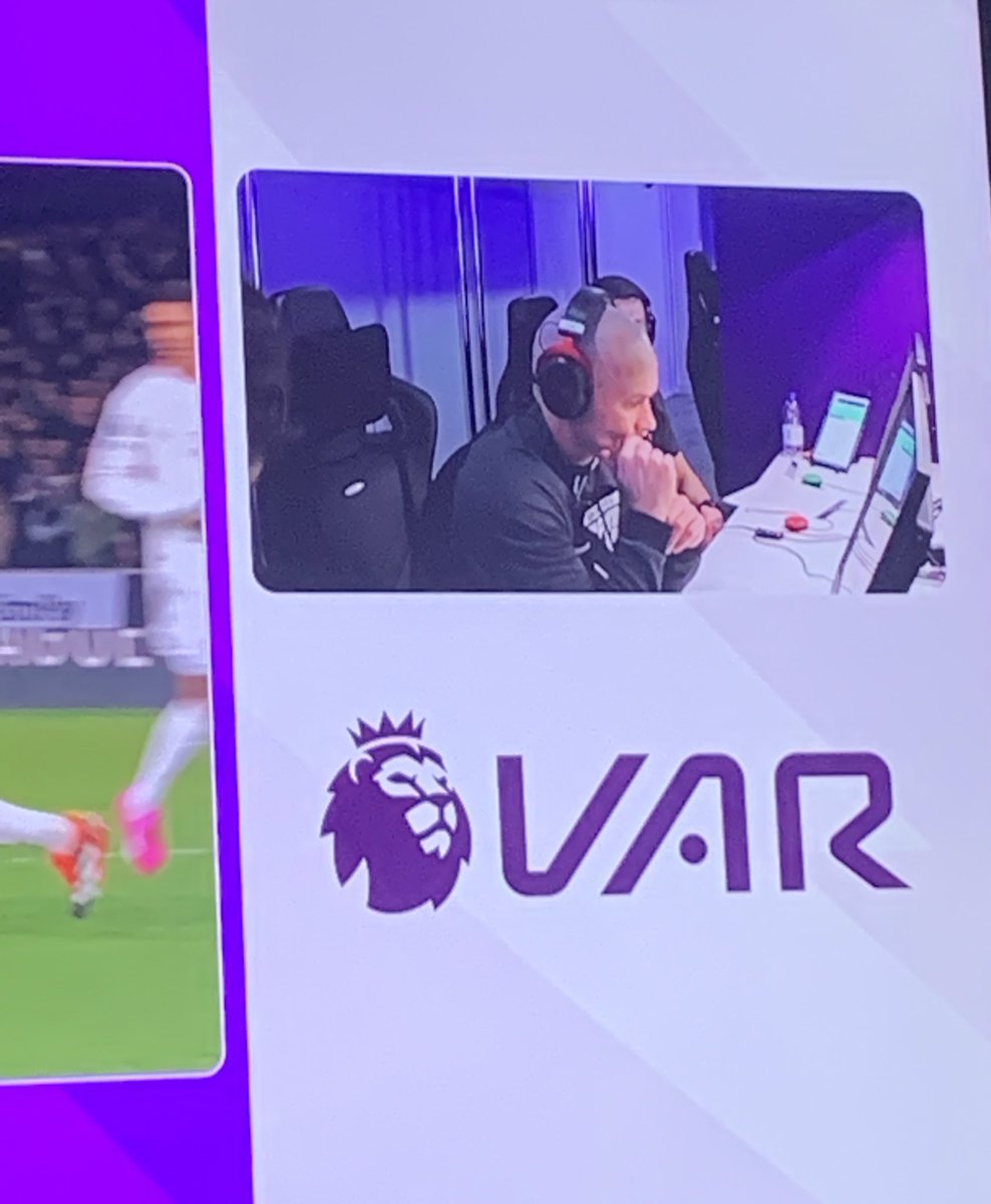 ZaidBalll's tweet photo. THIS GUY REFFED THE GAME YESTERDAY.

VVD literally kicked Nkunku yesterday &amp; this same ref didn’t give it.😂😂😂😂 https://t.co/YXrg7qPlhG