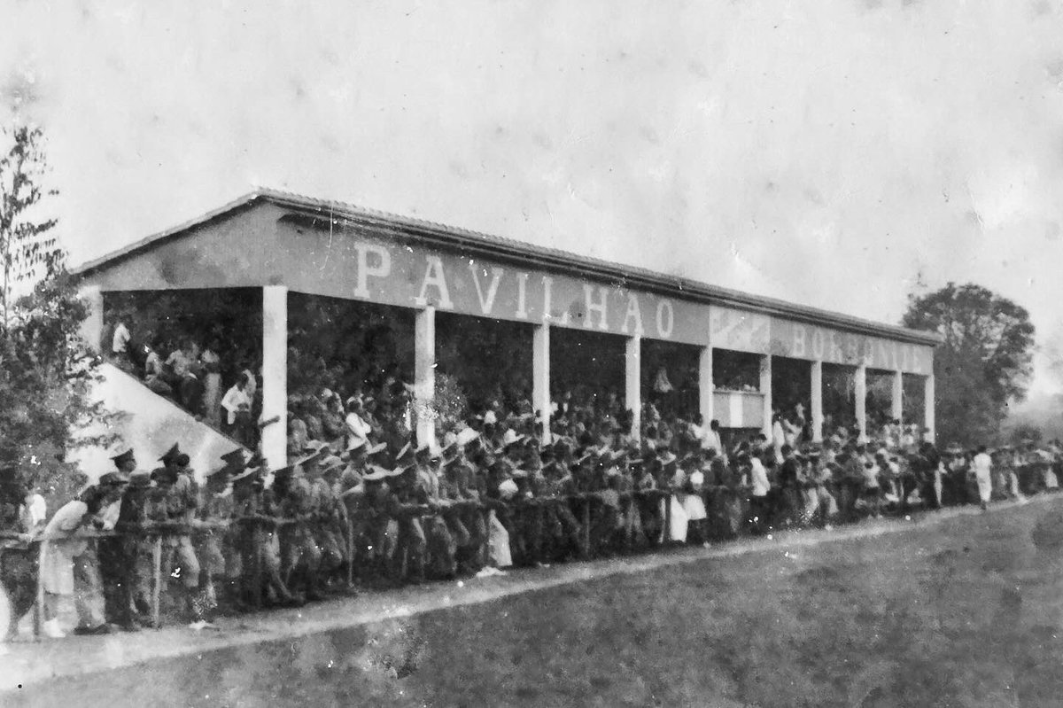 indiocapile's tweet photo. 🏹ACERVO CAPILÉ || PAVILHÃO DA TABA ÍNDIA 06/09/1949

Hoje trazemos para vocês uma imagem inédita de como era o pavilhão social do antigo estádio do Aimoré: a Taba Índia, que era localizada no Bairro Rio Dos Sinos. (Até “naming rights” tinha - Pavilhão Borbonite ) https://t.co/zaVN8uRv3W