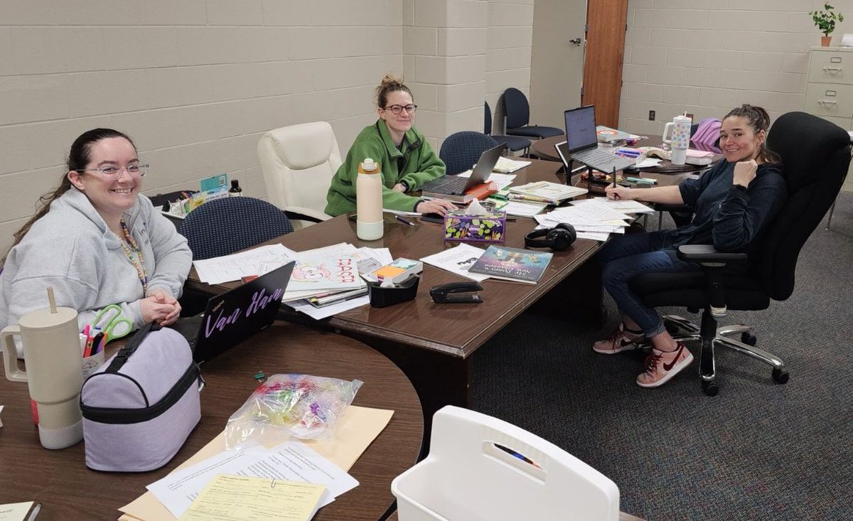 slmoss00's tweet photo. Planning was off the charts yesterday! This team is ready to teach this unit... argument! @kahlams @MrsVanHamKMS @MsHBermea @joshuadan @Denishia_Nick @MrsJensen_CFISD @CMohning #everyknighteveryday #buildingknightstogether https://t.co/n0xY8csYp5