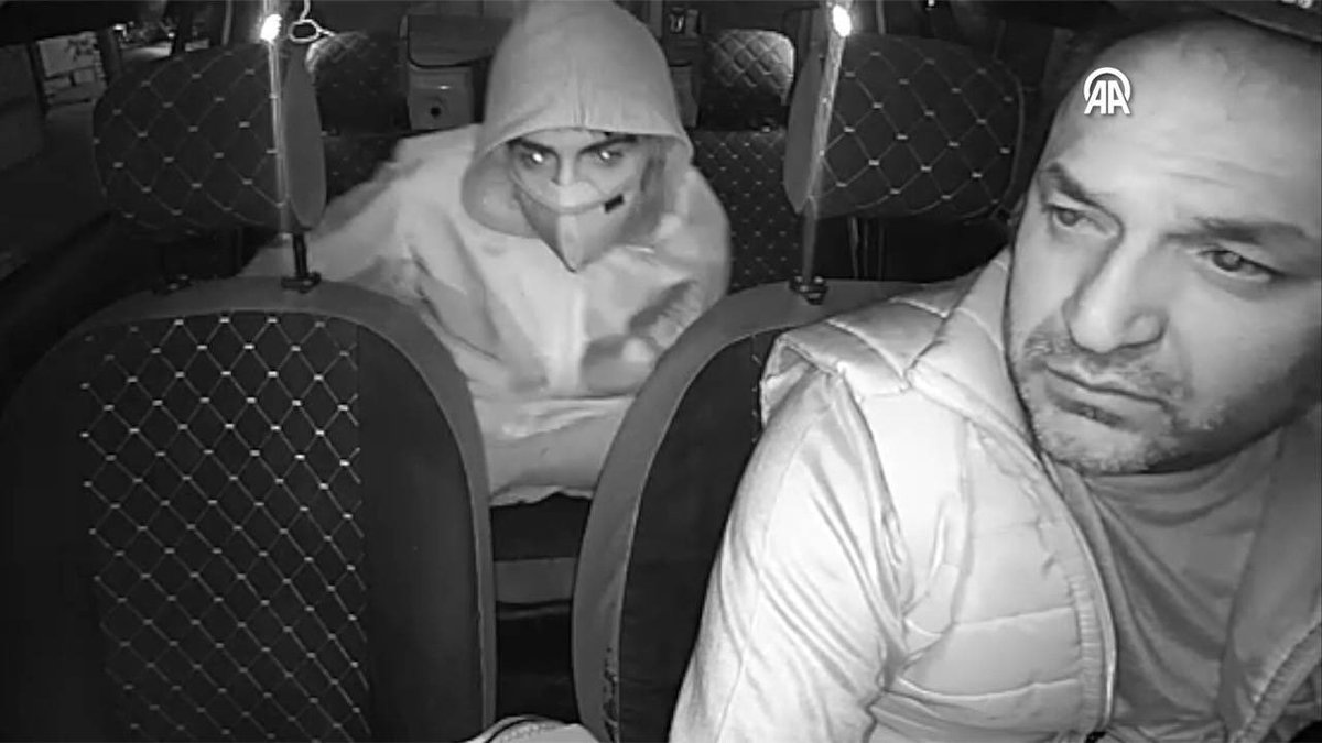 Ne vahşetler izledik şu mecrada… Çocuk öldürdüler, kadın öldürdüler, adam astılar gözümüzün önünde. Yetmedi, burada okuduğumuz tek cümleyle hayallerimizin ölüşünü izledik. O da yetmedi… Keşke yetseydi… Bugün resmen, yine hepimiz izlerken, iyiliği de öldürdüler!