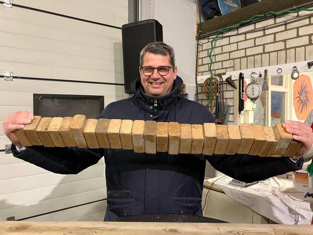 College <a href="/gem_StmGestel/">Sint-Michielsgestel</a> samen met hoogheden van carnavalsvereniging Dun Blaouwun Beer op bezoek bij de wagenbouwers in Dun Birrekoal (Berlicum). Met worstenbroodjes voor de bouwers en her en der wat opdrachten voor ons.