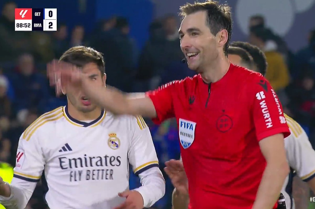 RafaRNMJ's tweet photo. Le hacen penalti a Brahim y De Burgos ¡se descojona! https://t.co/w52YHw3zgG