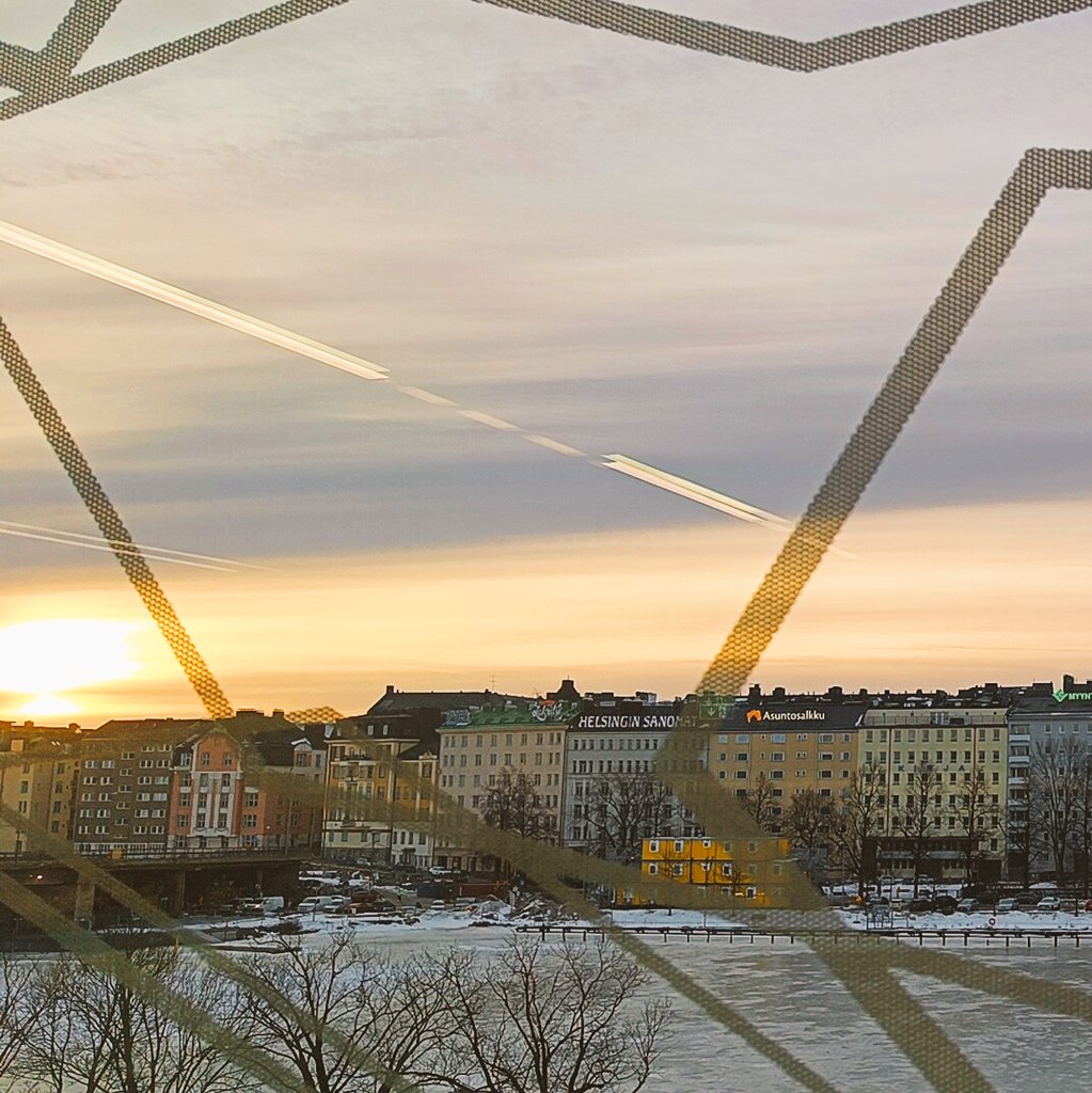 Kouluväkivaltaa ratkomassa nuotiopiirin äärellä (#thl  #OPH #Asemanlapset, 31.1.24)
Erityisesti kosketti kiusatun lapsen äidin ajatus: pimeyttä vastaan pitää taistella valolla. Tämän viisauden haluan muistaa kasvattajana, äitinä, ihmisenä, kanssaeläjänä. Kevättä kohden.☀️