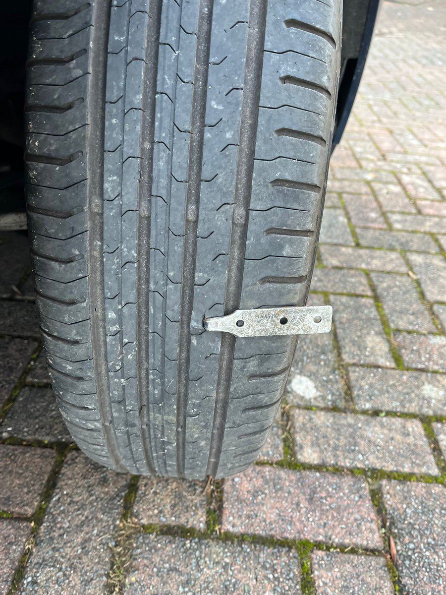 Raymond54942897's tweet photo. @maidstonebc &amp; @medway_council

The roads used for school runs between Hempstead Road, through Lidsing and to Bredhurst are a complete disgrace 🤬

#Potholes #Waste #Scrap #Danger https://t.co/Bg4kw8MJuh