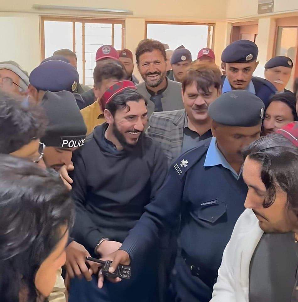 PashteenMu53154's tweet photo. #FreeManzoorPashteen
#FreeManzoorPashteen
#FreeManzoorPashteen https://t.co/LWU4IowE9m