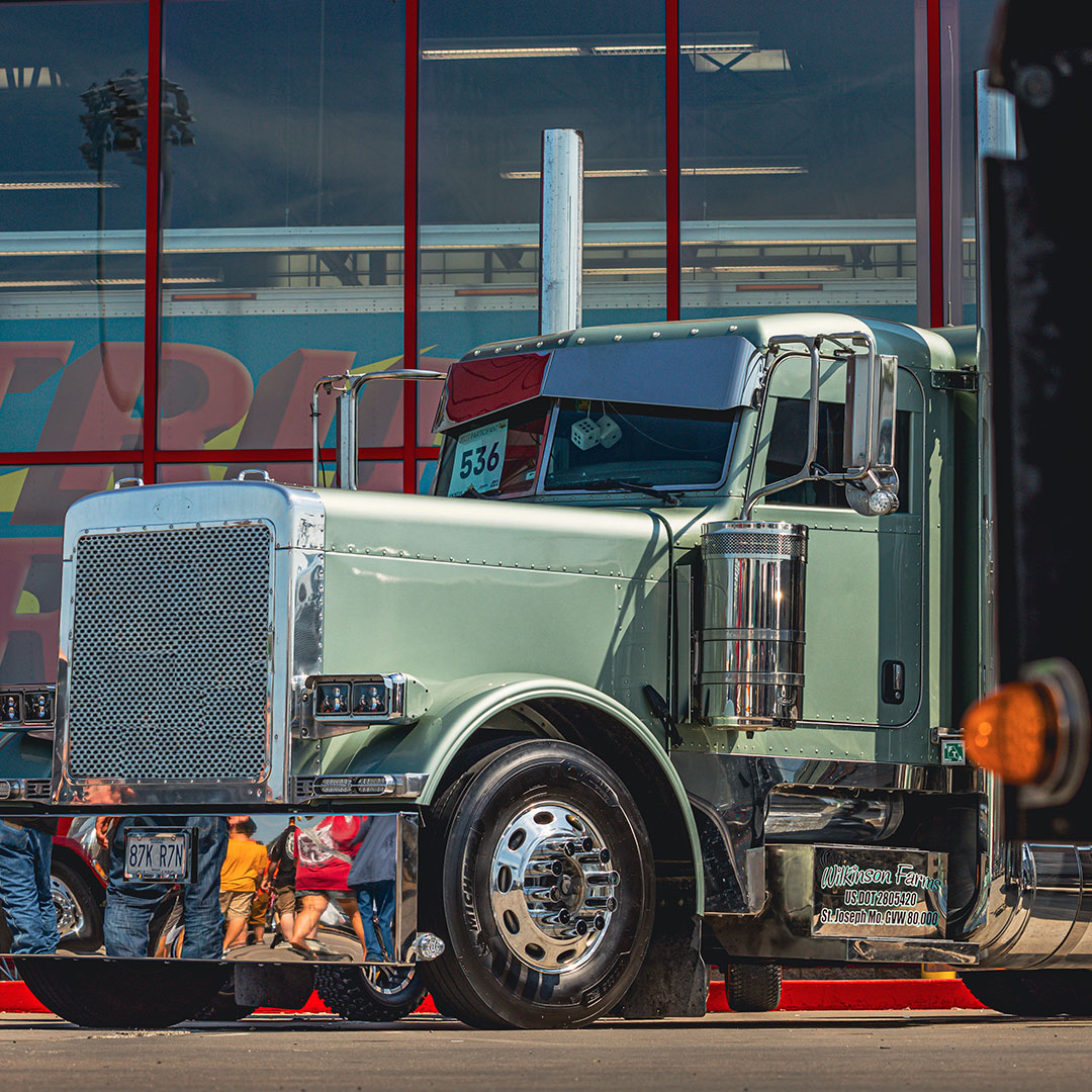 536 is a real beaut!

#4StateTrucks #ChromeShopMafia #chrome #chromeshop #customtrucks #semitrucks #trucking #customrig #bigrig #18wheeler #tractortrailer #largecar #cdldriver #trucker #truckers #truckerslife #longhaul #diesel #GBATS