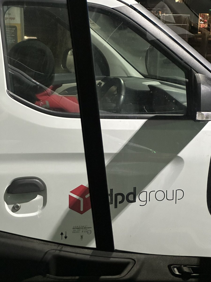 music_zon's tweet photo. @dpd_uk charge rate 9%.   96% full but not releasing charger for those queuing.   #selfish https://t.co/KJf1xi57R7