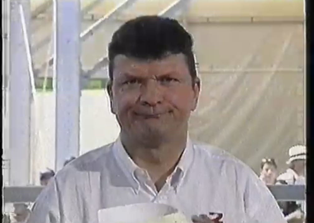 GodartShow's tweet photo. La tête de @BernardThevenut quand j'ai oublié la glacière contenant les bières et les merguez. On peut dire qu'il n'est #véritablement pas content #AntenneVieux https://t.co/qzisOnqyUN