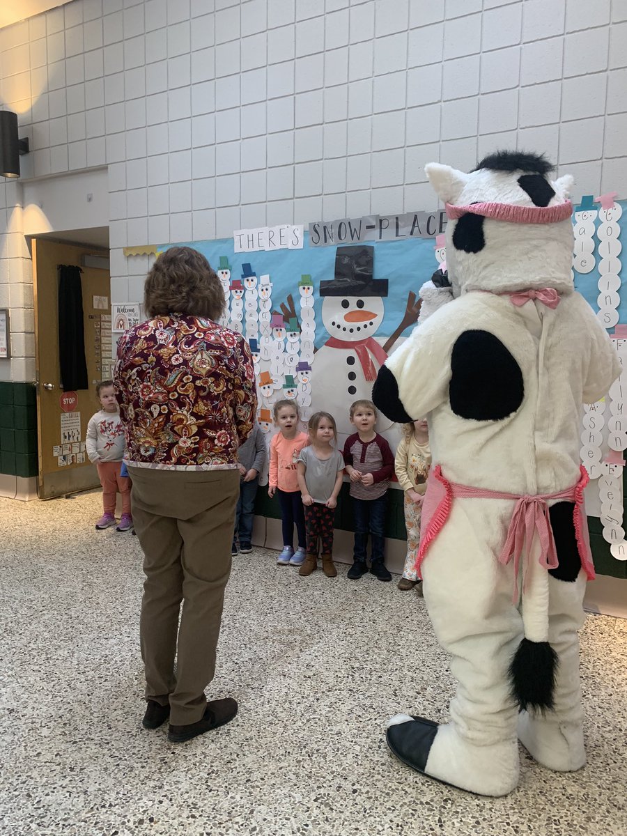 MPreschoolers's tweet photo. Thank you to Molly the Moo Cow for visiting our class and bringing us an extra special treat!! 🫐💙 #healthy #nutrition #littlezeps @Zeps_Cafe @NobleLocal_SD https://t.co/QXUFVvlnRz