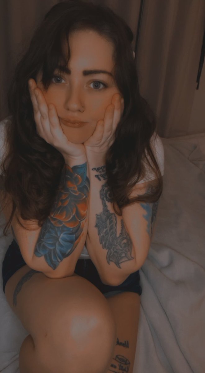 Tattedcutiee27's tweet photo. RT and I’ll send you a free nude 💋 https://t.co/8AzqsGkZRg