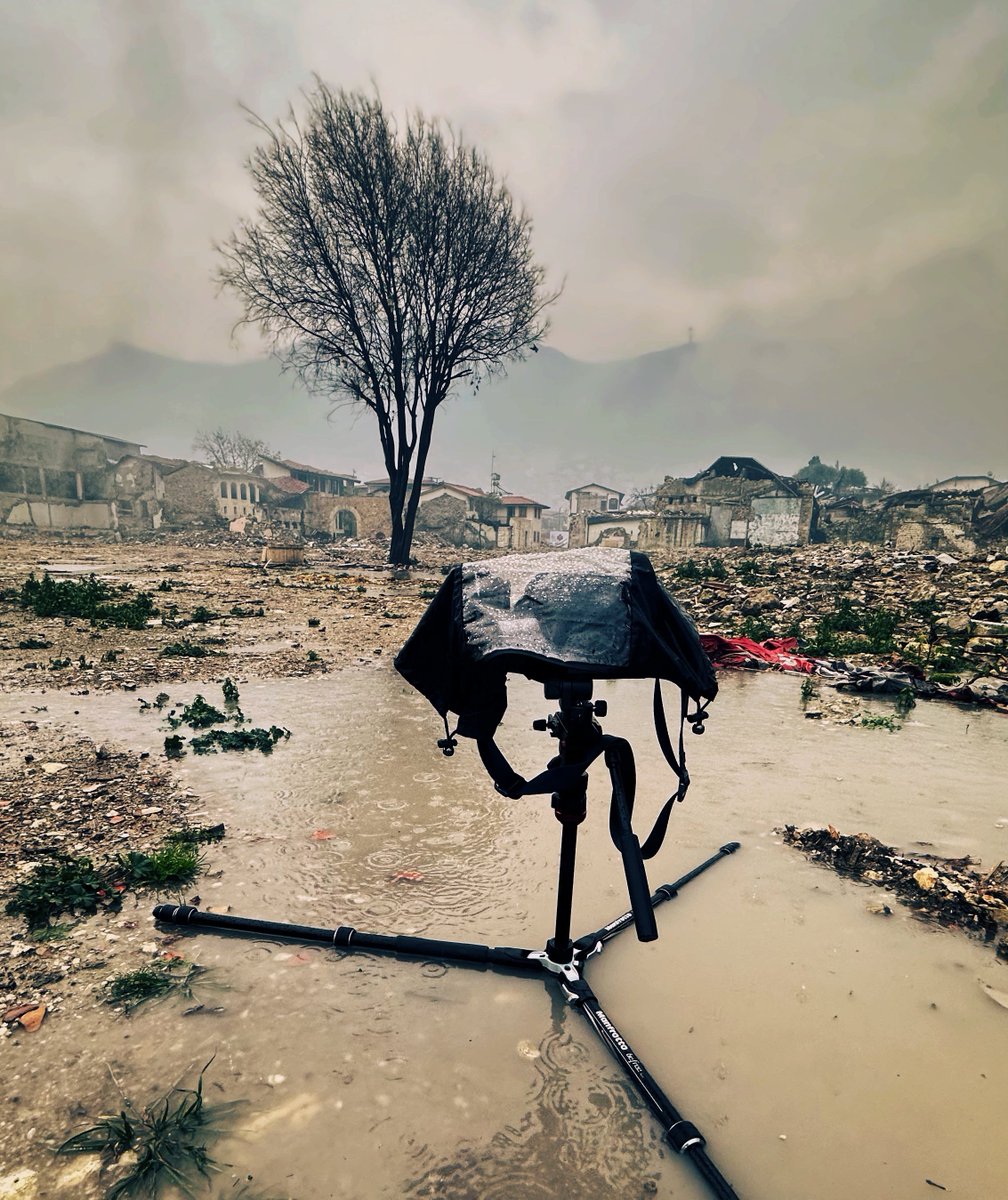 kazimkizil's tweet photo. Depremin yıl dönümü yaklaşırken bir özeleştiri. 

Bu yazacaklarımı depremin henüz ikinci haftasında bir çok gazeteci arkadaşımla da paylaştım. Burdan da yazmak istiyorum. İlk günlerde (ki şimdi de öyle) mikrofonu kime uzatsak yetkililerden şikayetçiydiler; AKP, Bakanlıklar, AFAD, Kızılay, Belediye... Hazırlıksızlardı, yetersizlerdi, beceriksizlerdi, azlardı... 

Bu eleştirilerinde sonuna kadar haklıydılar ve bizler de bunları aktarıyorduk. Ama şu da vardı ki biz de öyleydik. Videocular, fotoğrafçılar, gazeteciler, muhabirler... hepimiz! Sahadaki bir kaç savaş muhabirini çıkar, geri kalanımımızın çoğu hazırlıksızdı. Ne lojistik konusunda, ne ekipman konusunda, ne de psikoloji, güvenlik, iletişim ve buna benzer türlü konularda. Evet fotoğraf veya video çekmek, haber yazmak AFAD kadar hayati bir görev değildi ancak bu hazırlıksız olmamızın bir bahanesi olamazdı.

Sadece sahadakiler değil gazeteci örgütleri de hazırlıksızdı. Ne doğru dürüst iletişim kurulabiliyordu, ne de örgüt olarak sahada varlık gösterebiliyorlardı... 

İkinci haftada bir çok arkadaşıma "Burada bir basın konteyner kenti kurmamız gerek. Her ilde 3-5 konteynerlik yerler" demiştim. Evet hazırlıksızdık ama hazırlanabilirdik çünkü buradaki süreç uzun yıllar boyunca sürecekti. Bir süre sonra seçimler konuşulmaya başlanacak, haber merkezleri, kanallar muhabirlerini sahadan çekecek ve burası unutulacaktı. Oysa bir kaç konteynerlik ufak bir yerleşke kurulsa, gelmek isteyen haberciler burada dönüşümlü olarak kalıp sürekli haberler geçse, hem depremzede gazeteci arkadaşlarımızla dayanışma içinde olur hem de depremi gündemde tutabilirdik. 

Finansman mı? Gazetecilik örgütleri ne güne duruyordu?Türkiye Gazeteciler Sendikası, Gazeteciler Cemiyeti, medya alanında faaliyet gösteren dernekler...vs. Milyonlarca Euroluk fonları sürekli eğitimlere, atölyelere harcayacaklarına bir kısmını buraya aktarabilirlerdi. Ya da yeni projeler yazılıp destek bulunabilirdi. Her şeyi geçtim, derdimizi anlatırsak eğer insanlar da bizi destekleyebilirdi. 

Ne yazık ki olmadı. Benim kurumlarla da pek aram olmadığı ve çok bağımsız çalışmaya alışkın olduğum için kişisel bir girişimde de bulunmadım, bulunamadım.

Belki kurumsal olarak bir şey yapamadım ama en azından kendi adıma bir ders çıkardım. 3 ay sonra deprem bölgesinden döner dönmez yüksek faizden de olsa kredi çektim. Arabamı değiştirdim, limitleri zorlayıp dört çeker bir arazi aracı aldım. Elektirik sorunu için güç istasyonu, her türlü hava koşulunda barınabileceğim çadır ekipmanları ve koruyucu kıyafetler, acil müdahaleler için ilk yardım çantası (ilk yardım eğitimim var, olmasaydı onu da alacaktım), ayrıca afet gibi travmatik zamanlarda nasıl iletişim kurulması gerektiğine dair psikolojik danışmanlık, farklı senaryolara karşı türlü şekilde ekipman setup'ları... ve daha bir sürü şey.  

Bunlar bireysel yapılınca ekonomik olarak zorlayıcı ancak bir kurum çatısı altında kolayca yapılabilecek şeyler aslında. Zaten yapılması da gereken de bu. Ancak bizim ülkemizde bu çok eksik. Savaş, çatışma, afet gibi zorlu şartlar için eğitilmiyor muhabirler. Bir şey olunca "Fırat koş! Merve hemen sahaya!" Verdikleri şey bir mikrofon bir kamera o kadar. Şanslıysa bir powerbank! Sahanın koşulları neler, olası riskler, ihtiyaçlar hiçbir değerlendirme yok! Eğitim yok! Bir check list bile yok! Yeter ki koşsun birileri hemen sahaya.

Deprem zamanı okuduğunuz, izlediğiniz, gördüğünüz haberlerin, videoların, fotoğrafların arka planında muhabirlerin inanılmaz bir özverisi var. Ancak ne yazık ki bunu gerçekten hak edecek tv kanalları, haber ajansları, meslek örgütleri yok. Hadi yok demeyelim de çok çok az! 

Bu konuda söyleyecek çok şey var elbette. Daha da uzamasın diye burada bırakıyorum. 

Son olarak başta söylediğimi tekrar etmek istiyorum: Evet AFAD hazırlıksızdı ama biz de çok matah değildik... Ve bunun sorumlusu sahadaki muhabirler değil masa başlarında musluğu tutan “elitler”... Çünkü kaygıları haber değil başka şeyler!

(Fotoğraf #Antakya’dan. Ocak 2024)