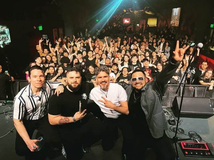 cuarzosmusic's tweet photo. Amigos no podemos mas que agradecerles por el gran apoyo y la gran experiencia que nos dieron el pasado sábado en el #tributo a #arcticmonkeys vs #thestrokes!

Gracias!! Y nos vemos en el próximo show!🔥

#somoscuarzos #forotims #concert #music #indie #indierock #fans https://t.co/c5co9waQGe