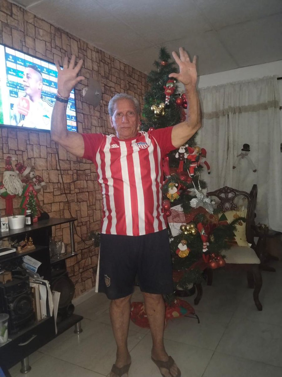 AlbertoJJV's tweet photo. @ChrisDaes @VentanaDeCamp_ @JuniorClubSA @FunTecnoglass @TecnoglassSA Porque se la regalaría a mi papá un juniorista de 78 años que celebró la décima como nunca, @JuniorClubSA @FunTecnoglass @TecnoglassSA https://t.co/b8GnH4ZFhX
