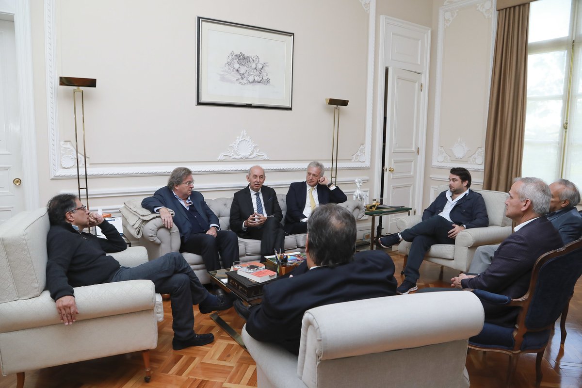 lasillavacia's tweet photo. Un decreto tipo sastre, expedido por el gobierno de @petrogustavo, servirá para el fin de las hostilidades entre el GEA y Gilinski🤝.

El presidente se puso la medalla🏅de pacificador, pero la medida le da un golpe al mercado y a los accionistas minoritarios.

Va 🧵 https://t.co/iQOxa2e48L