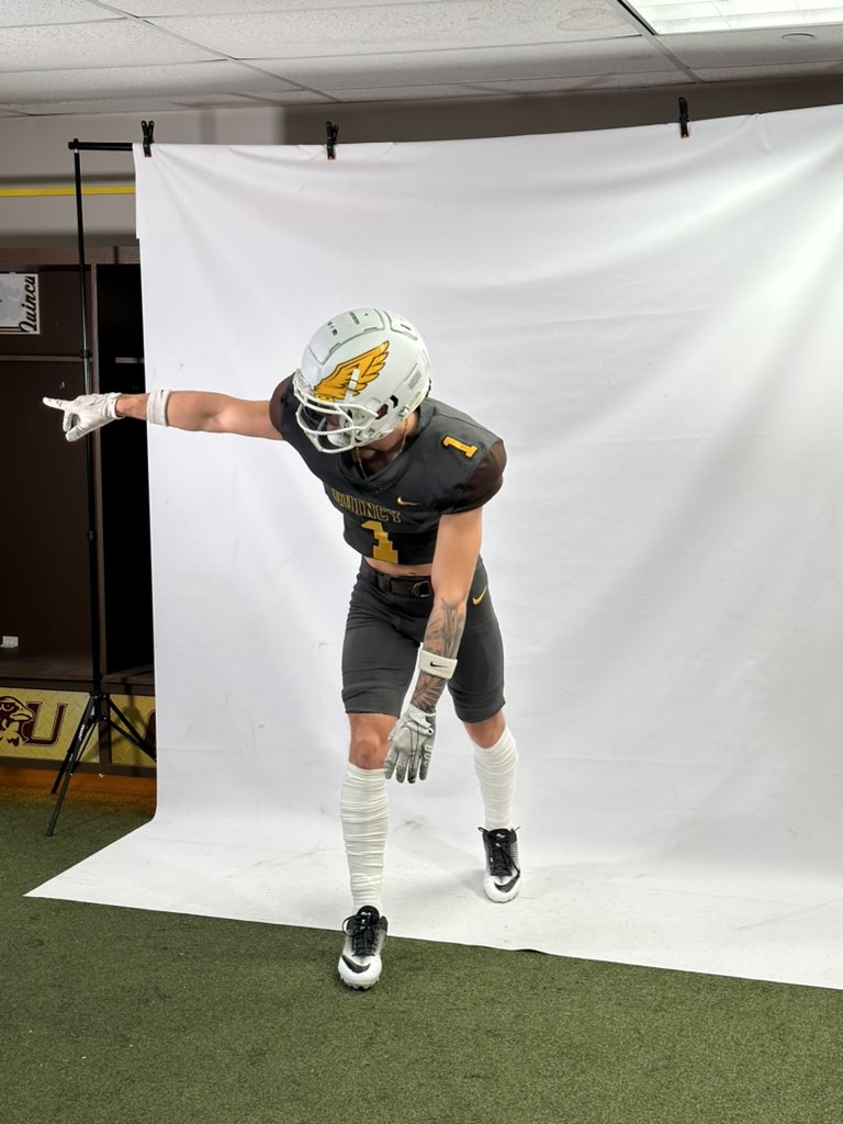DrakeFerguson_'s tweet photo. Had a great visit at Quincy University today! Shoutout to @CoachA1998 for the invite! @PrepRedzoneIL @EDGYTIM @DeepDishFB @ClutchSports815 @HarlemHuskiesFB https://t.co/x6ouwks3B7