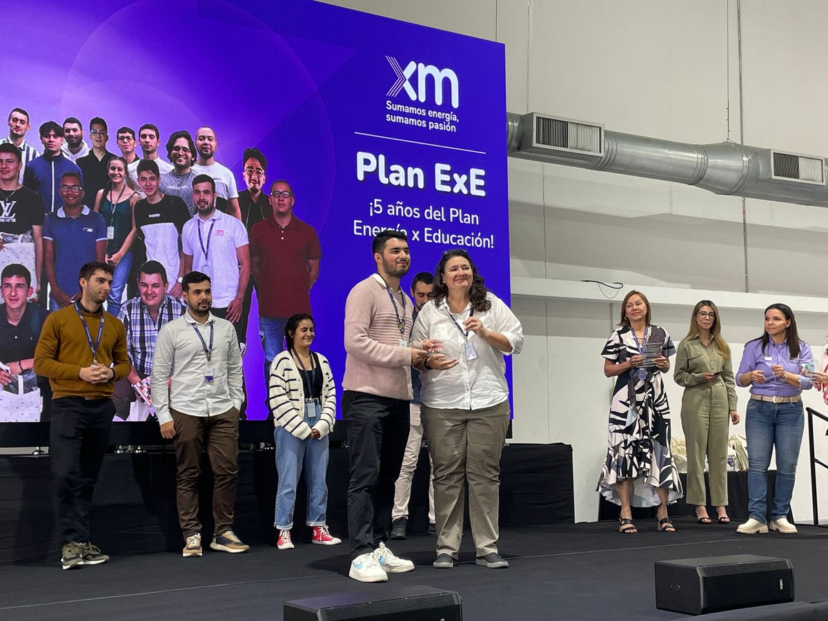 fminas's tweet photo. #Hoy nuestra Decana @vboterof  y el director de Bienestar Universitario de Facultad @sarangoaramburo participaron de la celebración de los 5 años del Plan EXE Energía por Educación @XM_SA_ESP un espacio para exaltar a los jóvenes beneficiados y a los aportantes a esta causa.🧡👏 https://t.co/ieB1a0Qk2i