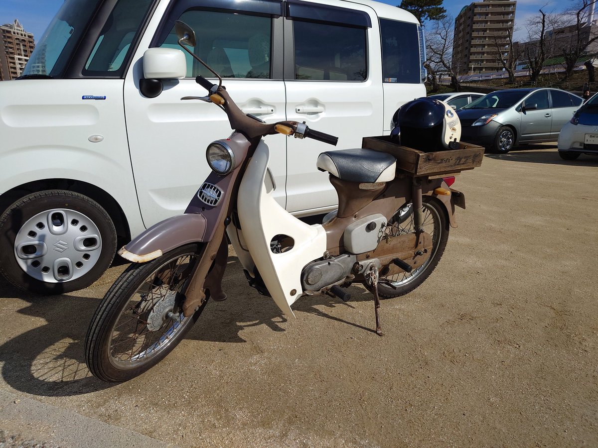 GA21A_NA11A's tweet photo. 日曜日に、岡崎城であったクラッシックカーフェスティバルに行ってみたよ

会場の外に素敵なバイクが…

#WOLF125 #スーパーカブ #C105 https://t.co/bkImt7a7mP