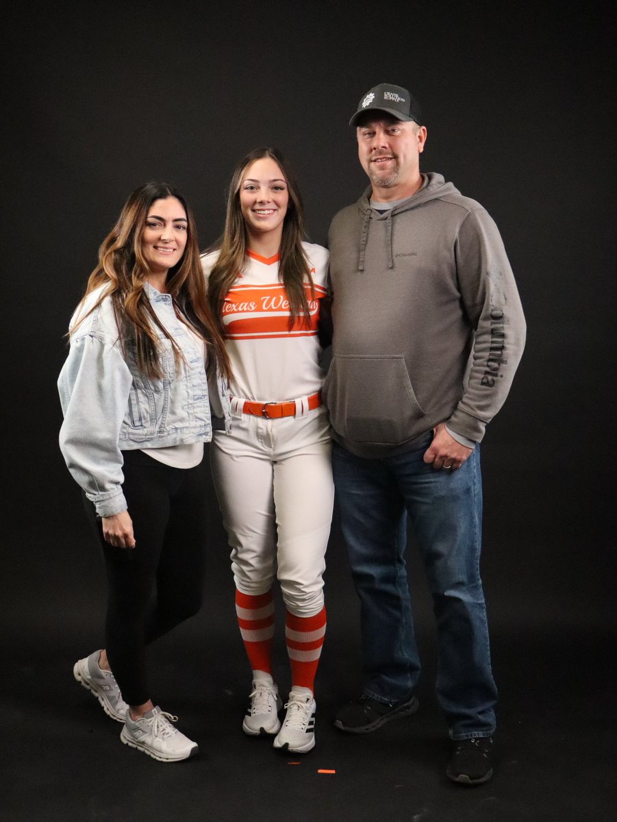 hannah202507's tweet photo. PICKS UP ⛏️🧡

I am so excited to announce my commitment to The University of Texas at El Paso!

@CoachTJHubbard @suncitybrit @DavidRMontoya4 @kierra_mcfadden @OKAsPremier07 @UTEPSoftball 
#PicksUp #Committed https://t.co/EGy3Ycd3Tz
