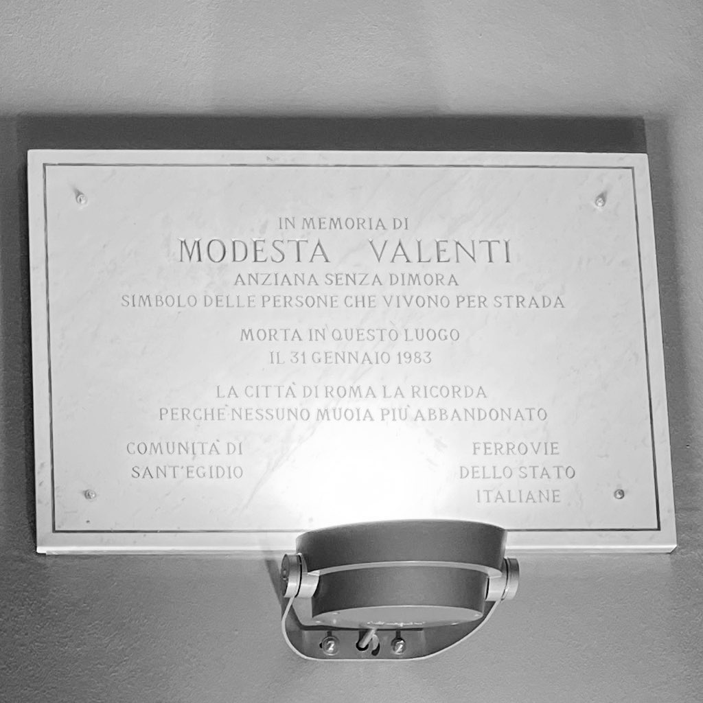 gxlapace's tweet photo. La memoria di #ModestaValenti alla stazione di #Roma #Termini. Intorno alla sua #storia, a quella di tanti uomini soli e donne sole, è nato un movimento di #solidarietà che ha la potenza di far cambiare situazioni difficili. @santegidionews https://t.co/fsICCuy19Y
