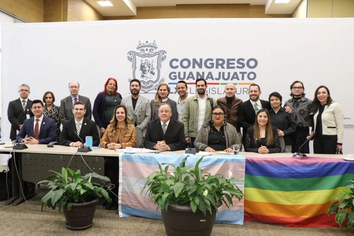 YaajMexico's tweet photo. #Histórico 📰 Aprueban en comisiones del @CongresoGto #LeyDeDiversidadSexual en Guanajuato que destinaría al menos 10 millones de pesos para una clínica especializada para la atención de personas LGBTIQ+‼️🏳️‍⚧️🏳️‍🌈

♥️ En el corazón de Guanajuato, donde la lucha por la igualdad y la dignidad ha enfrentado una tormenta de desafíos, con la ausencia de diputados del PAN, la Comisión de Derechos Humanos y Atención a Grupos Vulnerables aprobó la iniciativa de Ley para las Personas de la Diversidad Sexual y de Género del Estado de Guanajuato y sus Municipios.

⚖️ Esta iniciativa, impulsada desde 2020 por la diputada @VaneSchezC; y durante esta legislatura por lxs Diputadxs @garciaricardomx y @marthaortegamx @gerardofdzmx del @partidoverdemex, y @DavidGuanajuato por Morena, ha sido luchada desde los liderazgos comunitarios y colectivas como @ChicasBiLess lidereada por Nayeli Tello, entre diversas colegas que no quitan el dedo del reglón.
