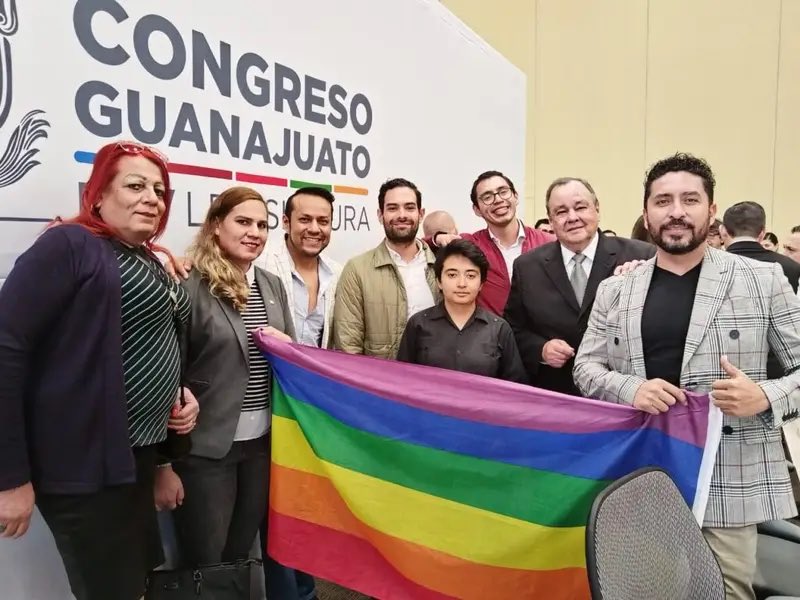 YaajMexico's tweet photo. #Histórico 📰 Aprueban en comisiones del @CongresoGto #LeyDeDiversidadSexual en Guanajuato que destinaría al menos 10 millones de pesos para una clínica especializada para la atención de personas LGBTIQ+‼️🏳️‍⚧️🏳️‍🌈

♥️ En el corazón de Guanajuato, donde la lucha por la igualdad y la dignidad ha enfrentado una tormenta de desafíos, con la ausencia de diputados del PAN, la Comisión de Derechos Humanos y Atención a Grupos Vulnerables aprobó la iniciativa de Ley para las Personas de la Diversidad Sexual y de Género del Estado de Guanajuato y sus Municipios.

⚖️ Esta iniciativa, impulsada desde 2020 por la diputada @VaneSchezC; y durante esta legislatura por lxs Diputadxs @garciaricardomx y @marthaortegamx @gerardofdzmx del @partidoverdemex, y @DavidGuanajuato por Morena, ha sido luchada desde los liderazgos comunitarios y colectivas como @ChicasBiLess lidereada por Nayeli Tello, entre diversas colegas que no quitan el dedo del reglón.
