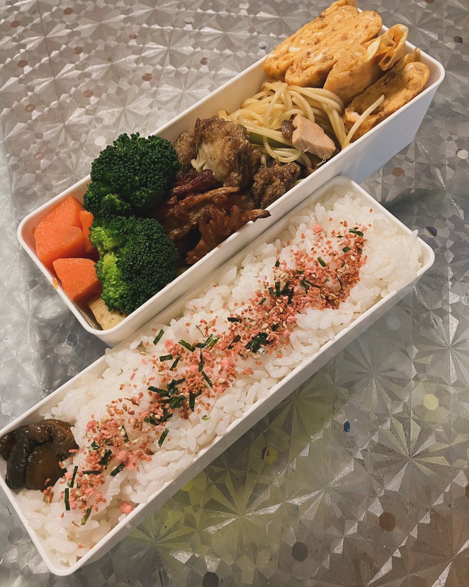 tatsu10276's tweet photo. おはよう。今日の弁当完成！鳥ミンチ入りの卵焼き、キノコとツナの和風スパゲティ、鳥の唐揚げ、ゴボウの唐揚げ、プロッコリーとニンジンとジャガイモ…。約20分で完成！＃弁当男子 https://t.co/jtI0N84Kv4