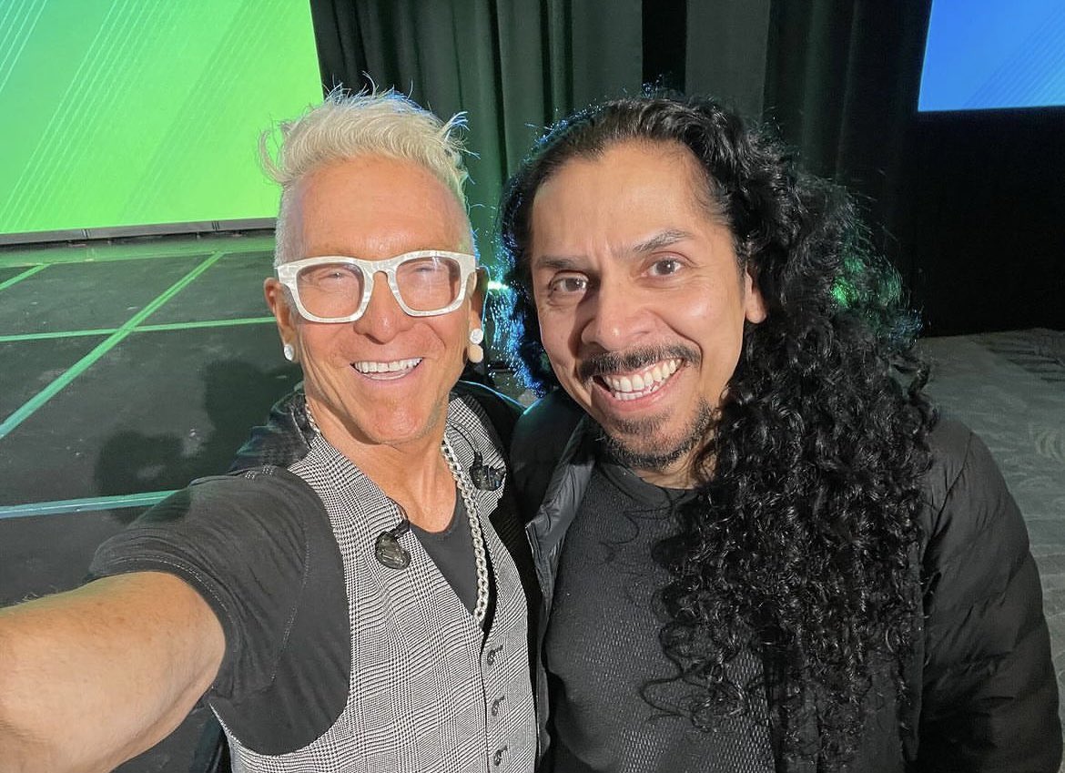 Best hair in the business!  What a great hang with my buddy the one and only Vic Salazar at a client event in Chicago!! 

#changinglives 
#keynotespeaker #markyplanet #markschulman #existloudly #lifeisaseriesofnows