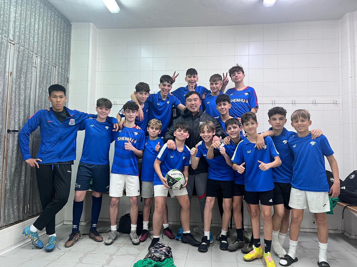 UDLosGarres's tweet photo. Visita de @JiaXianWang a la que fue su casa hasta hace Muy poco. Luis ha aprovechado sus vacaciones en España para pasar unos días en Murcia. Hoy ha participado en el entrenamiento del infantil de Autonómica y les ha obsequiado un recuerdo de su club a los futbolistas del equipo https://t.co/wt9EkKlpu8