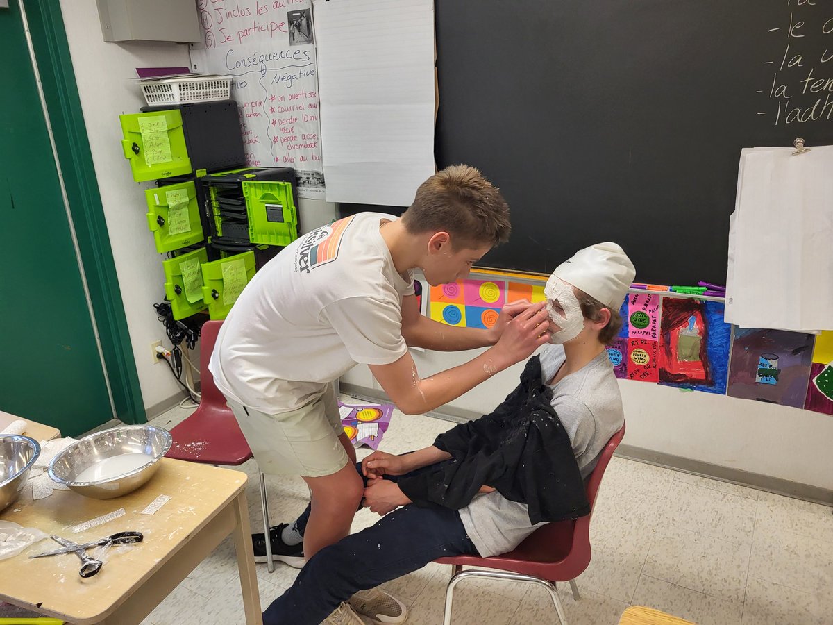 MmeMarieAndree's tweet photo. Mardi Gras arrive à grands pas! C'est le temps de débuter nos masques! 🎭 @ESCNotreDame https://t.co/tYwVGxz2R0