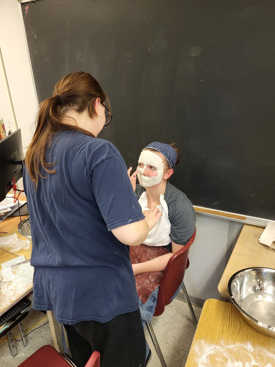 MmeMarieAndree's tweet photo. Mardi Gras arrive à grands pas! C'est le temps de débuter nos masques! 🎭 @ESCNotreDame https://t.co/tYwVGxz2R0