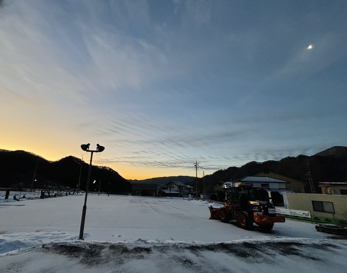mocchy1965's tweet photo. 散歩中｡
#猿ヶ京温泉　#朝焼け　#弓張月 https://t.co/eE6VuMEWgM