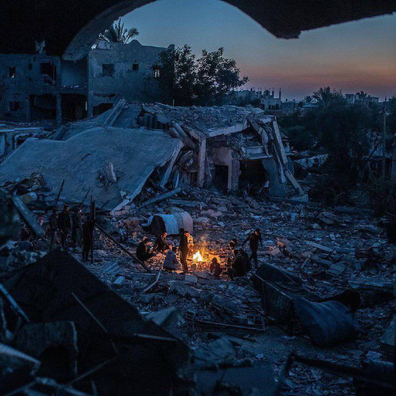 Sebuah keluarga Palestina yang melingkar di sekitar api demi mendapatkan kehangatan di tengah puing-puing rumah mereka, di kota Khan Younis, selatan Jalur Gaza 🇵🇸

سَلٰمٌ عَلَيْكُمْ بِمَا صَبَرْتُمْ فَنِعْمَ عُقْبَى الدَّارِۗ