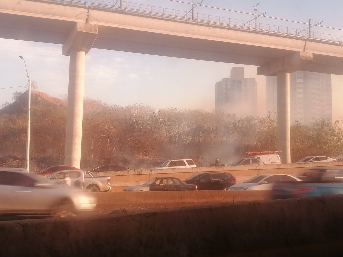 geneva05's tweet photo. @BCBRP @TraficoCPanama incendio forestal en la bajada de la Roosevelt hacia villa lucre https://t.co/FRtgRF3PzI