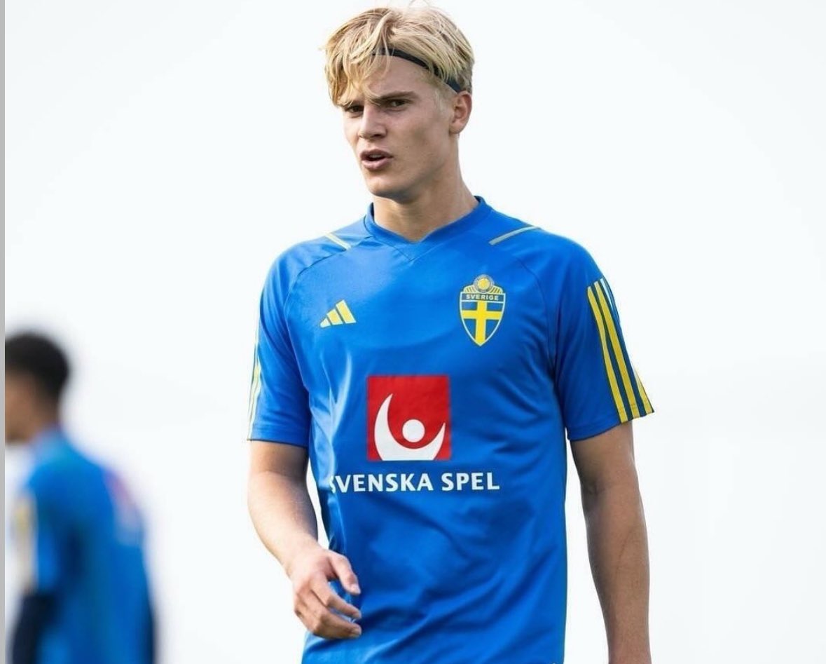 FabrizioRomano's tweet photo. ⚪️🇸🇪 Dejan Kulusevski also had a role in speaking to Lucas Bergvall, telling him about Spurs and working under Ange Postecoglou.

Bergvall communicated his decision to Barça after saying ‘yes’ to Spurs.

Tottenham hijack, completed. 🤝🏻 https://t.co/YlzDc9BRvy