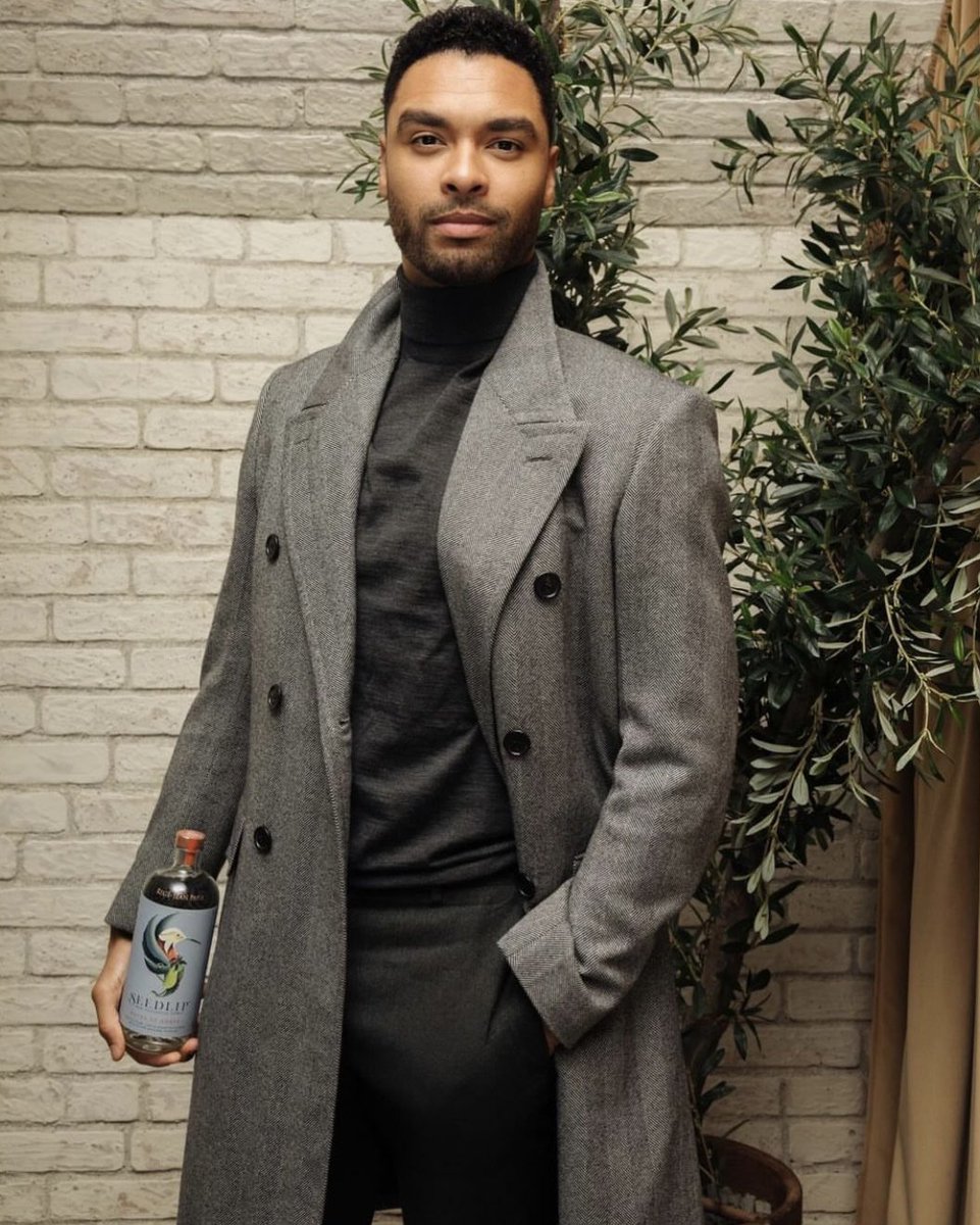 rjpfansint's tweet photo. When you think of class, elegance and charisma you surely think of Regé-Jean! ♥️

#regejeanpage for @seedlipdrinks and the new non-alcoholic drink 'Notas de Agave’, which is made up of a refreshing blend of prickly pear, lime and agave.

📸: @tashareikobrown / @warrenalfiebaker https://t.co/HBRXhGLh6Y