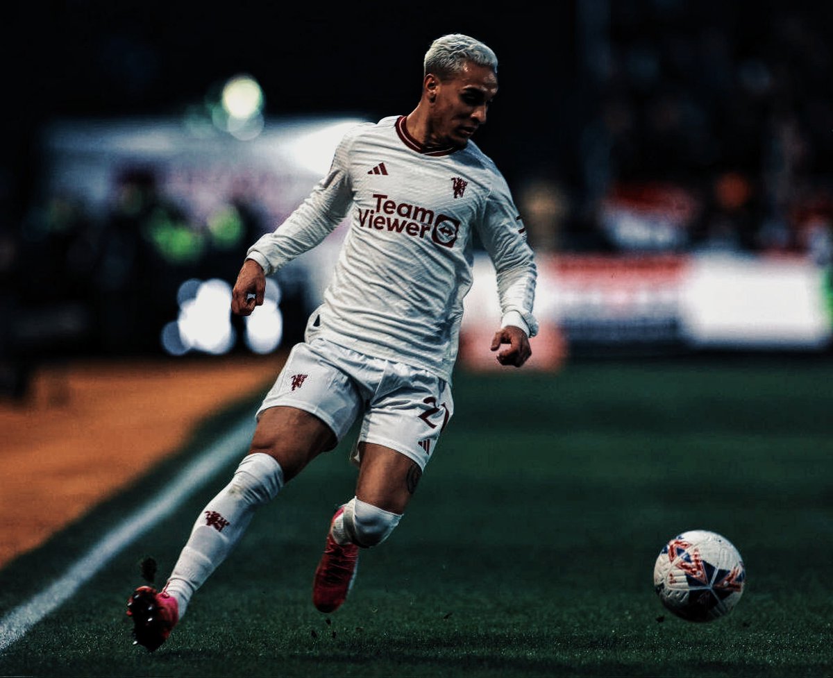 utdabout's tweet photo. Dua pemain yang membuat pertandingan ini tiba-tiba menjadi berat dan sulit. 

2 gol Wolves berawal dari Antony lepas bola. Lambat kali pemikiran Antony untuk mengolah bola, kebanyakan mikir akhirnya kerebut mulu dan merugikan tim. 

Kalo Onana yah seperti biasanya aja.

Untung ada Mainoo sumpah.