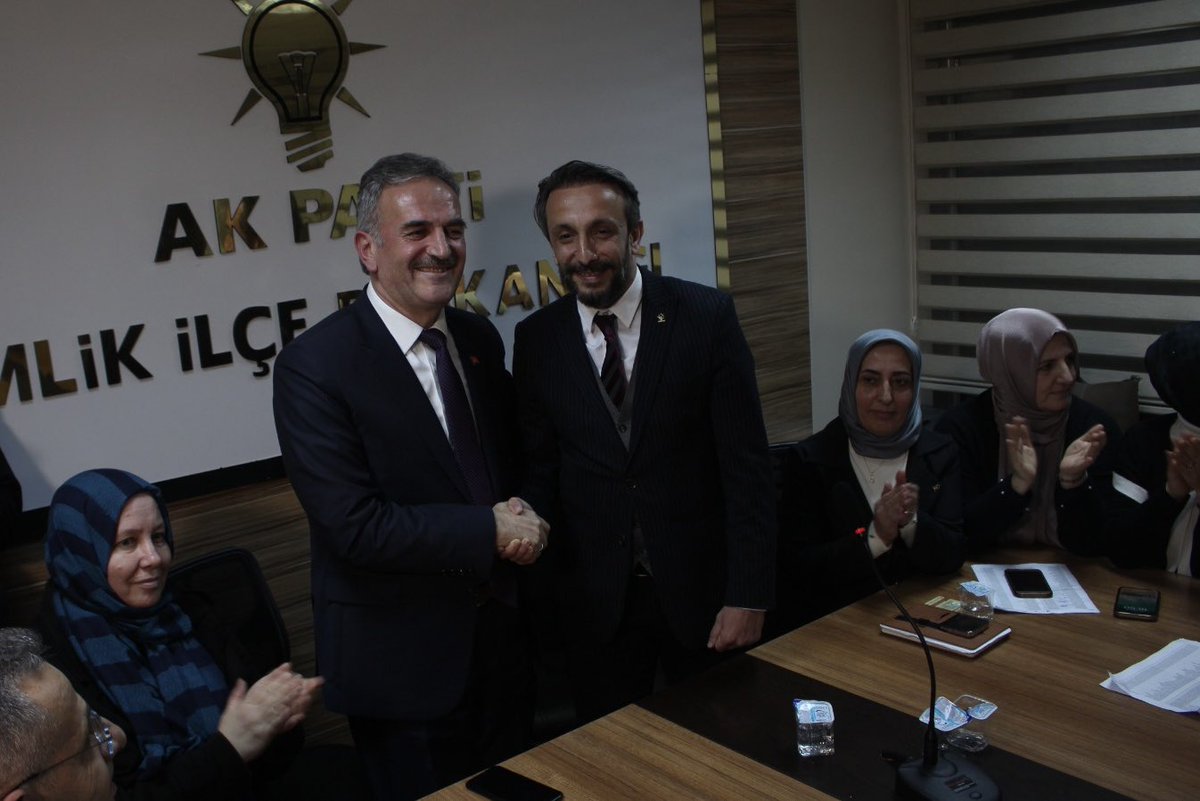 Genel Merkezimizin tensipleriyle Mazbatasını İl Başkanımız Davut GÜRKAN ‘dan teslim alan İlçe Başkanımız Mehmet TAŞAR ‘ ilçe başkanlığımızda büyük coşku ile karşılandık. İlçe Başkanımız Mehmet Taşar “Türkiye Yüzyılı Togg ile başlayacak dedik, şimdi hep birlikte Gemlik’in özlediği