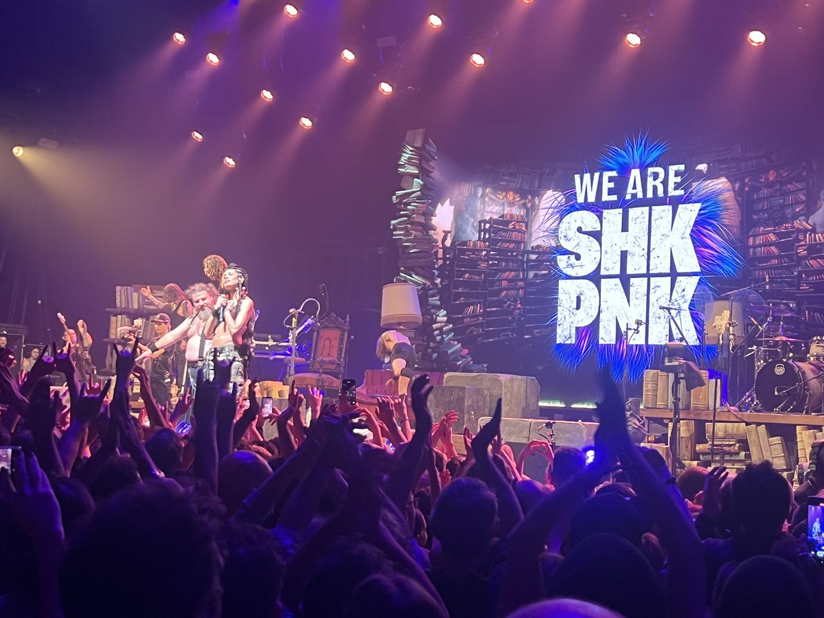 GregLeclerc's tweet photo. Énorme concert des Shaka Ponk ce soir à la salle Nikaïa🔥🔥🔥 #Nice06 https://t.co/MWPH3VWp3Z