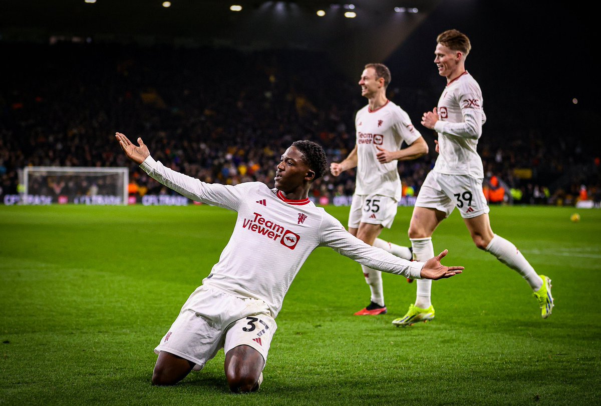 TopMercato's tweet photo. Kobbie Mainoo au bout du suspense ! ⚽️🔥
Le jeune joueur de 18 ans permet à Manchester United de l'emporter 4-3 avec un but à la 97ème minute. ⏱️
#Football #PremierLeague #findematch #but #tempsadditionnel https://t.co/13yVzEPz1s