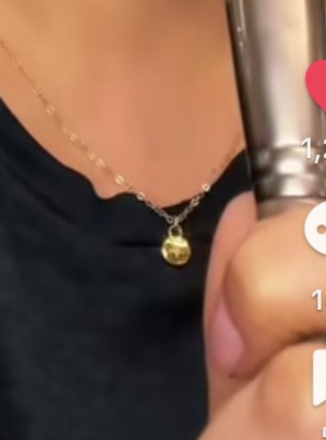 would someone on set, for the love of god, tell me what's on this damn necklace.
It's #LaFheileBride here, so I'm seeing a rushes cross, but it's probably either a simple ✖️/➕ engraving. Or a reflection?
BUT I ALSO SEE A 'T' and like. lol.
#chenford