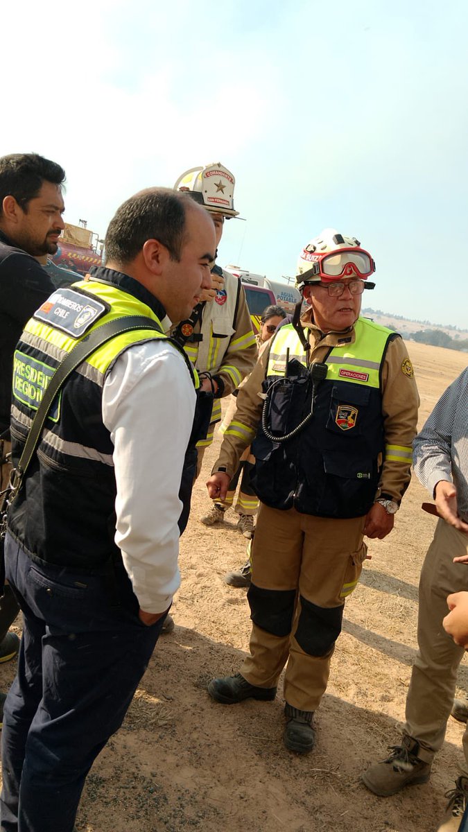 SNOBomberos's tweet photo. #Movilización a esta hora el Presidente Regional de O’Higgins Juan Luis Fabia visita el Puesto de Comando establecido por el Equipo de Bomberos Forestales de @CBV1851 Apoyan las labores de planificación miembros del Comité Técnico de Sistema de Comando de Incidentes del SNO https://t.co/5BvYDOniqk